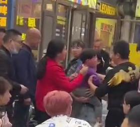 父母沉迷淄博烧烤丢了娃?好心女子回应:不属实,我也不是老板娘 父母沉迷淄博烧烤丢了娃?好心女子回应:不属实,我也不是老板娘