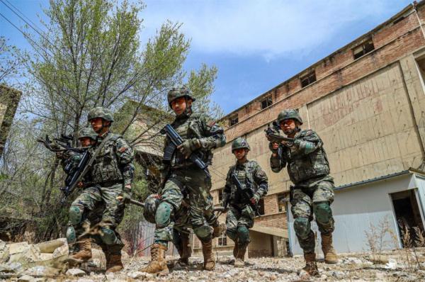 立体打击 梯次后撤：直击武警实战化战术演练