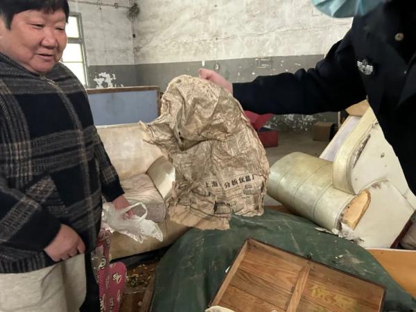 浙江女子清垃圾时打开1980年报纸,里面竟然包着... 浙江女子清垃圾时打开1980年报纸,里面竟然包着...