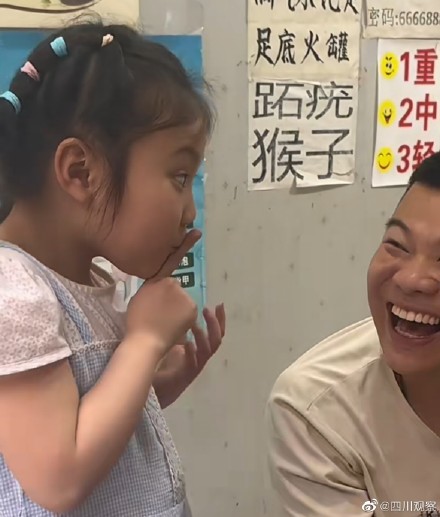 女孩给聋哑修脚爸爸做翻译