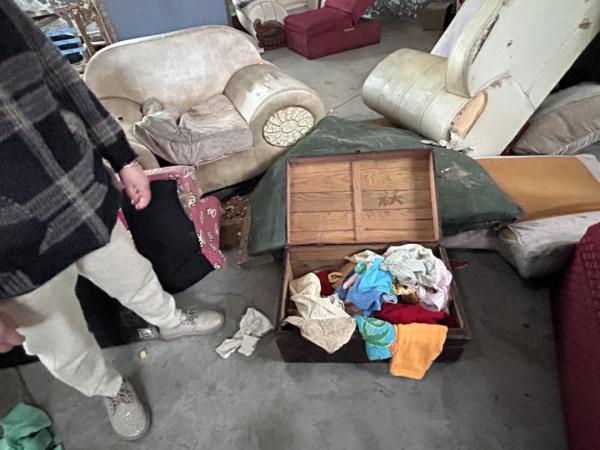 浙江女子清垃圾时打开1980年报纸,里面竟然包着... 浙江女子清垃圾时打开1980年报纸,里面竟然包着...