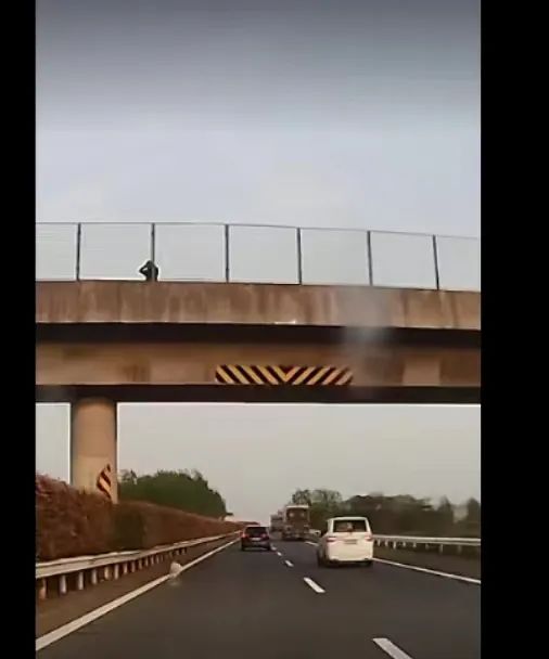 惊险!高速上奔驰车被石块砸中!一看行车记录仪竟是人为... 惊险!高速上奔驰车被石块砸中!一看行车记录仪竟是人为...