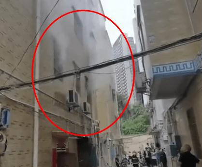 危险!充电线在床上起火 危险!充电线在床上起火