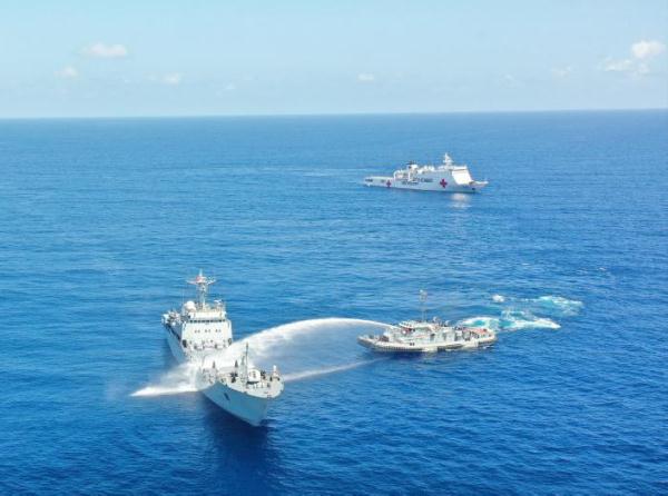南部战区海军某勤务船大队组织开展海上搜救训练