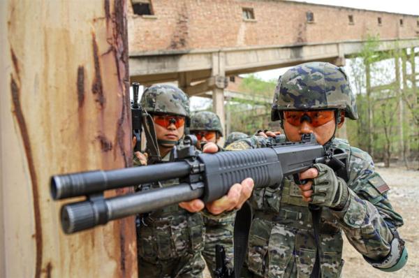立体打击 梯次后撤：直击武警实战化战术演练