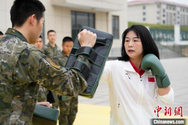 武警福建总队机动支队开展搏击教练员集训