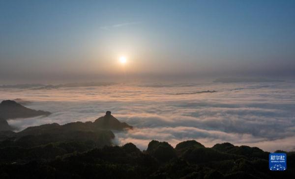 重庆金佛山：云绕山峦春色美
