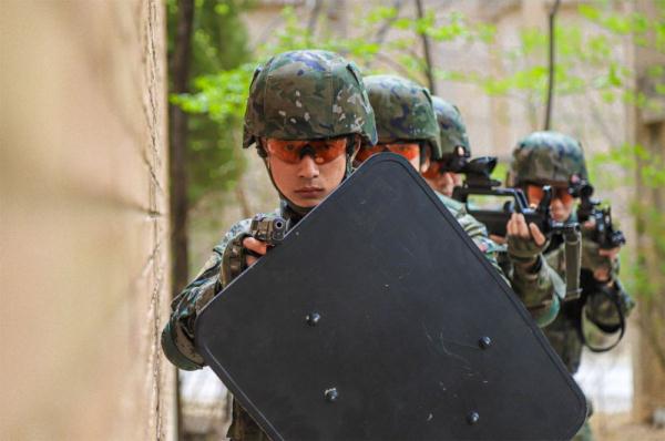 立体打击 梯次后撤：直击武警实战化战术演练