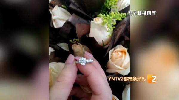 乘网约车后发现价值15万元的大钻戒不见了!女子着急报警…… 乘网约车后发现价值15万元的大钻戒不见了!女子着急报警……