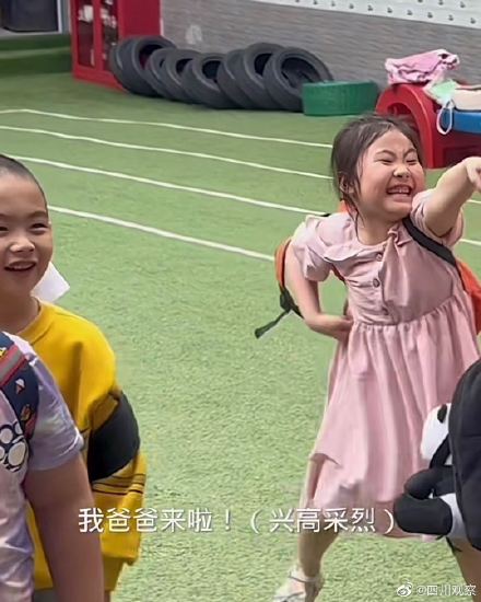 女孩给聋哑修脚爸爸做翻译