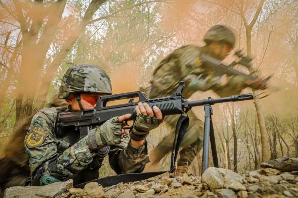 立体打击 梯次后撤：直击武警实战化战术演练