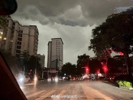 飑线正在过境广东 广州开启一键天黑模式 飑线正在过境广东 广州开启一键天黑模式