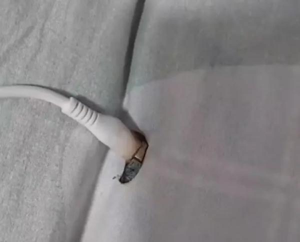 危险!充电线在床上起火 危险!充电线在床上起火