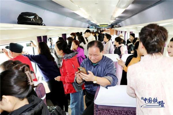 旅客主动帮忙擦玻璃?列车长说出实情…… 旅客主动帮忙擦玻璃?列车长说出实情……