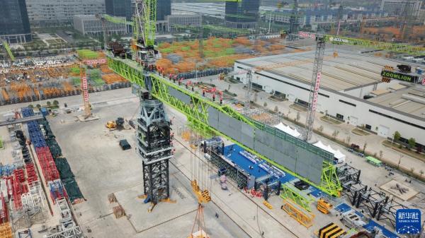 最大起重量720吨塔式起重机在湖南常德下线并交付