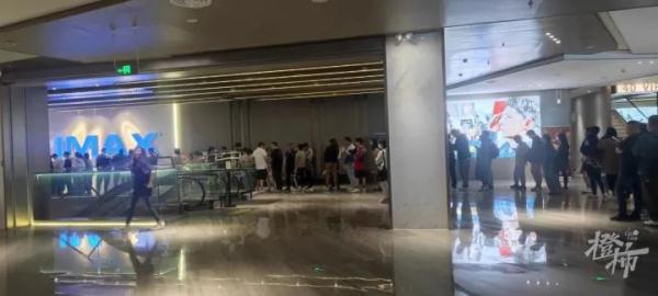 今天凌晨，爆满！上海人的朋友圈刷屏了，平时不熬夜的中年人都冲了：这辈子最不能错过的事