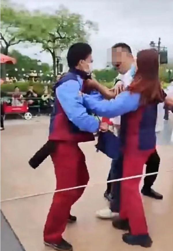 男子逼哭上海迪士尼工作人员，还“躺平”？网友都怒了！园方回应