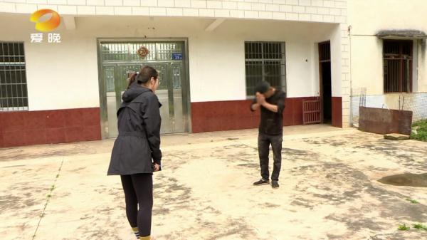 母亲不堪父亲家暴离家出走,10岁女孩“何以为家”? 母亲不堪父亲家暴离家出走,10岁女孩“何以为家”?