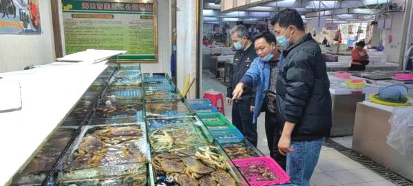未筛选的死虾充当活虾卖,海口一海鲜水产铺被罚款10万 未筛选的死虾充当活虾卖,海口一海鲜水产铺被罚款10万