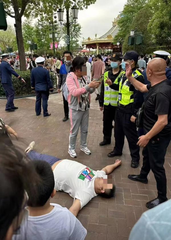 一男子在上海迪士尼抽烟被阻，竟怒骂工作人员，倒地耍赖！迪士尼回应：禁止再入园