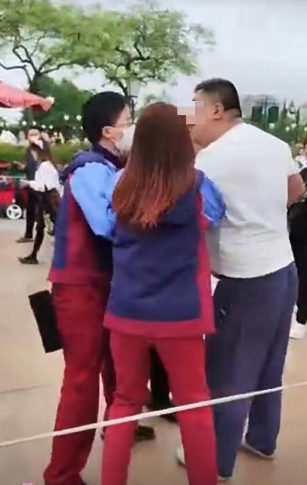 一男子在上海迪士尼抽烟被阻，竟怒骂工作人员，倒地耍赖！迪士尼回应：禁止再入园