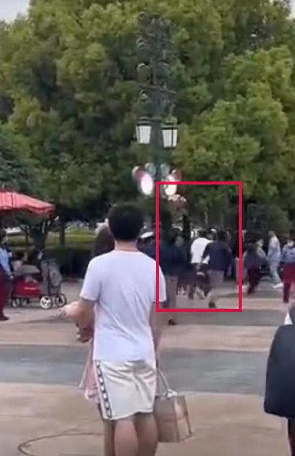 一男子在上海迪士尼抽烟被阻，竟怒骂工作人员，倒地耍赖！迪士尼回应：禁止再入园