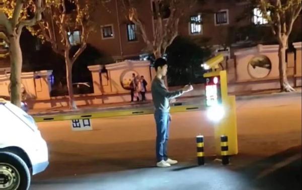 外来车主“照骗”开闸“逃单”停车费，利用系统漏洞免费停车违法吗？