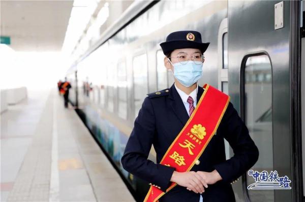 旅客主动帮忙擦玻璃?列车长说出实情…… 旅客主动帮忙擦玻璃?列车长说出实情……