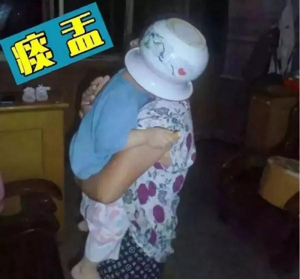贪玩又出新高度！“熊孩子”头卡课桌