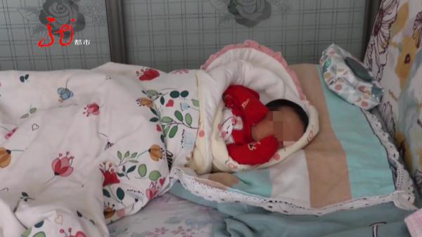 出生十多天的男婴被遗弃街头，现场曾有一男子出现，全城寻人！