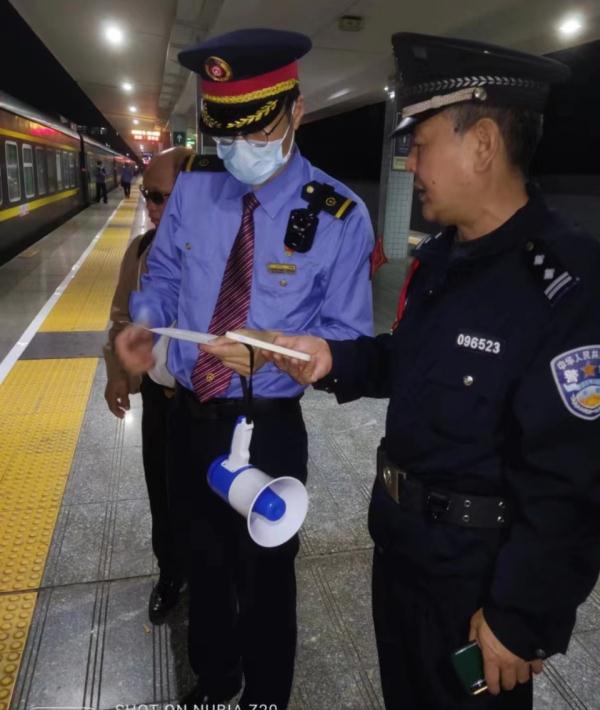 虚惊一场!夜色中旅客报警称手机“被盗”,原是从上铺跌落至下铺 虚惊一场!夜色中旅客报警称手机“被盗”,原是从上铺跌落至下铺