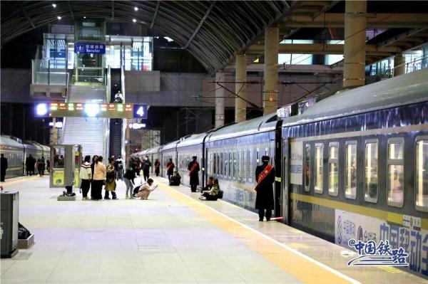 旅客主动帮忙擦玻璃?列车长说出实情…… 旅客主动帮忙擦玻璃?列车长说出实情……