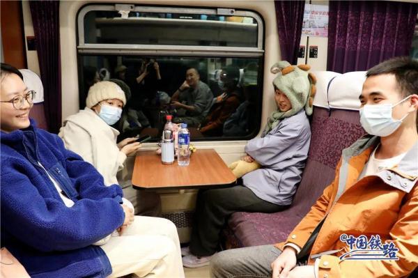 旅客主动帮忙擦玻璃?列车长说出实情…… 旅客主动帮忙擦玻璃?列车长说出实情……