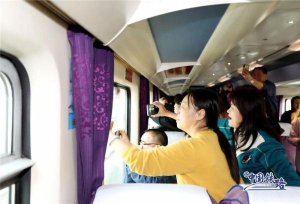 旅客主动帮忙擦玻璃?列车长说出实情…… 旅客主动帮忙擦玻璃?列车长说出实情……