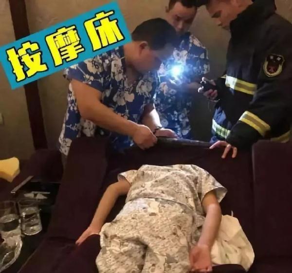 贪玩又出新高度！“熊孩子”头卡课桌
