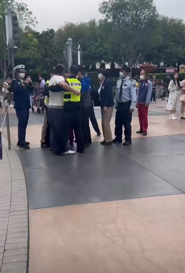 一男子在上海迪士尼抽烟被阻，竟怒骂工作人员，倒地耍赖！迪士尼回应：禁止再入园