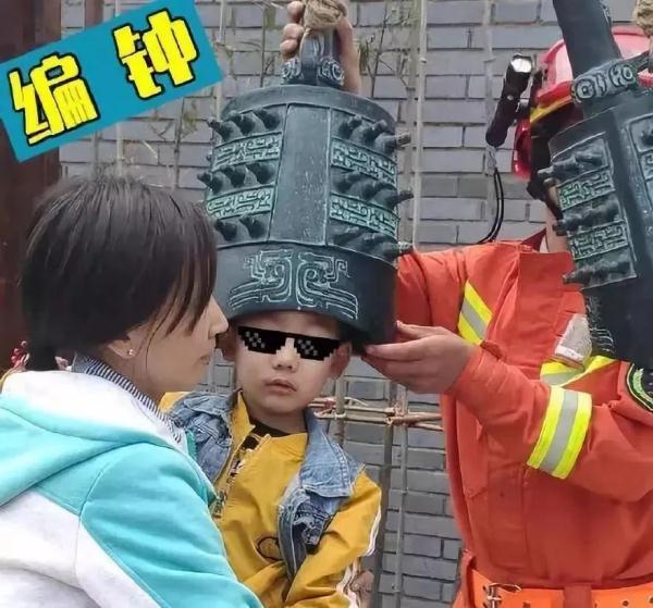 贪玩又出新高度！“熊孩子”头卡课桌