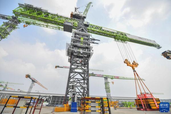 最大起重量720吨塔式起重机在湖南常德下线并交付