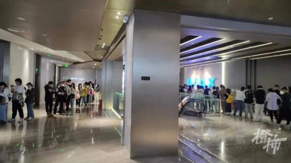 今天凌晨，爆满！上海人的朋友圈刷屏了，平时不熬夜的中年人都冲了：这辈子最不能错过的事