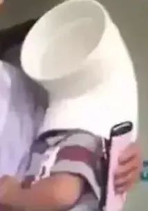 贪玩又出新高度！“熊孩子”头卡课桌
