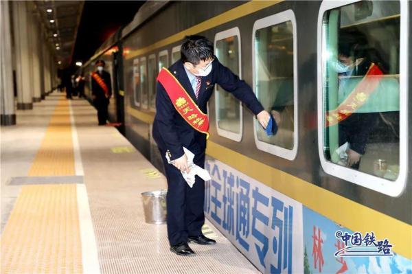 旅客主动帮忙擦玻璃?列车长说出实情…… 旅客主动帮忙擦玻璃?列车长说出实情……