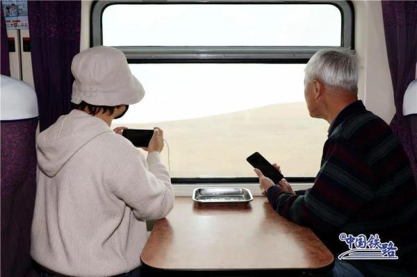 旅客主动帮忙擦玻璃?列车长说出实情…… 旅客主动帮忙擦玻璃?列车长说出实情……