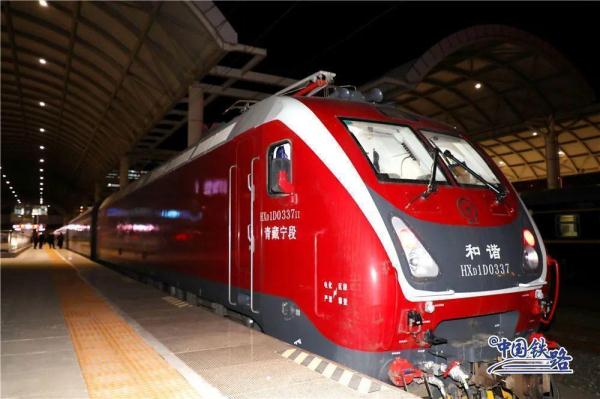 旅客主动帮忙擦玻璃?列车长说出实情…… 旅客主动帮忙擦玻璃?列车长说出实情……