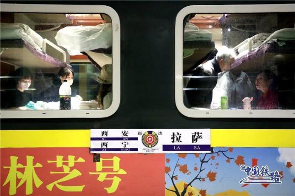 旅客主动帮忙擦玻璃?列车长说出实情…… 旅客主动帮忙擦玻璃?列车长说出实情……