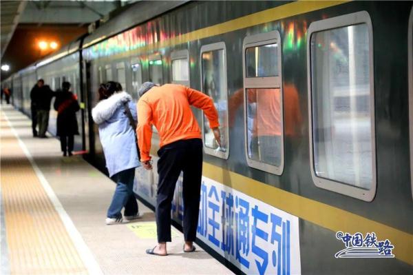 旅客主动帮忙擦玻璃?列车长说出实情…… 旅客主动帮忙擦玻璃?列车长说出实情……