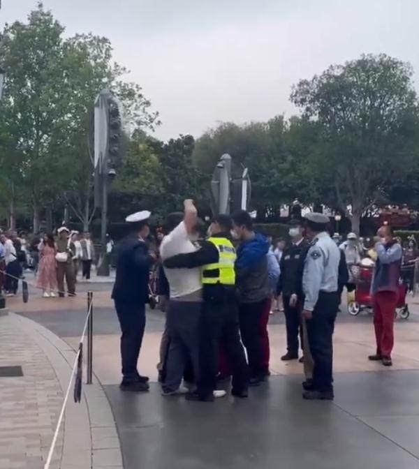 男子逼哭上海迪士尼工作人员，还“躺平”？网友都怒了！园方回应