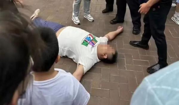 男子违规抽烟，反逼哭工作人员？迪士尼：已拉黑！交由公安部门调查