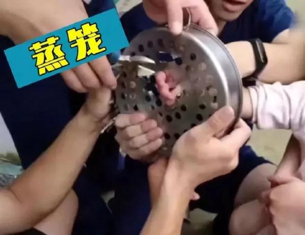 贪玩又出新高度！“熊孩子”头卡课桌