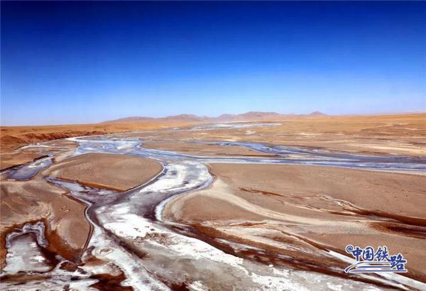 旅客主动帮忙擦玻璃?列车长说出实情…… 旅客主动帮忙擦玻璃?列车长说出实情……