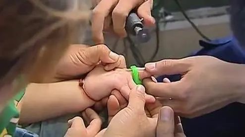 贪玩又出新高度！“熊孩子”头卡课桌